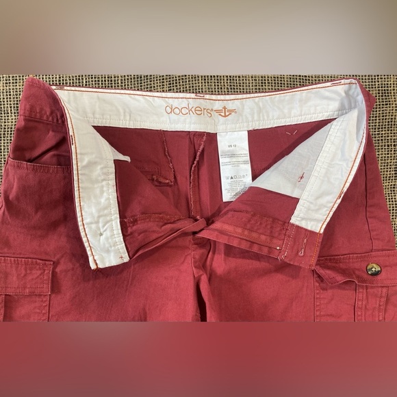 Dockers Cranberry Cargo Shorts, Sz 12, Button & Zip, Pockets, Cotton/Elastane - Picture 5 of 6
